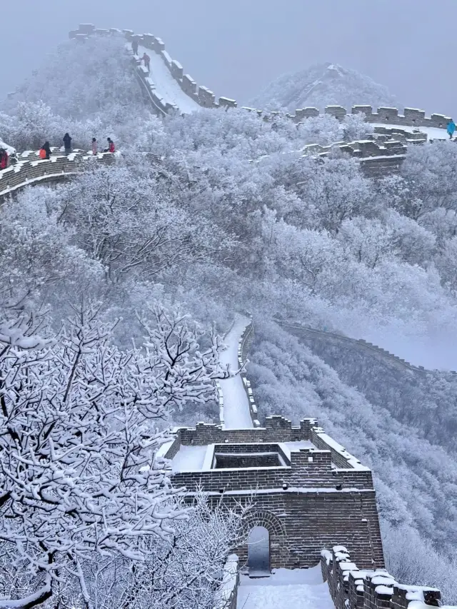 ภูเขาเต้นรำกับงูเงิน ภาพที่สวยงามของฝนหิมะที่ป้อมเก่าแก่แห่งเมือง | มันสวยงามมาก