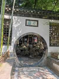 個園，原名壽芝園，位於江蘇省揚州市廣陵區東北隅，始建於明代，是揚州市保存完整，歷史悠久具有藝術價值的古典鹽商私家園林