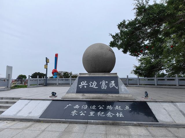在廣西防城港北侖河大橋下面矗立著一座百年界碑，就是光緒年間設立的欽州5號界碑