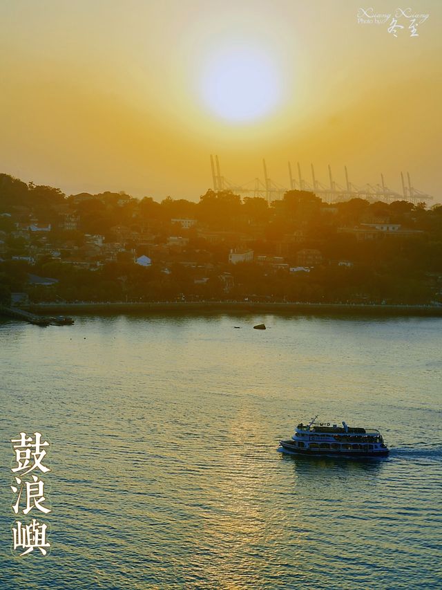 Patiently awaiting for a century, for your knowing smile — Gulangyu Island.