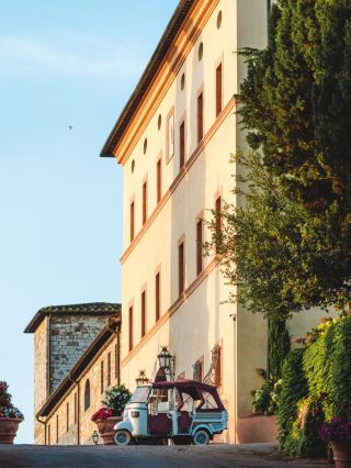 Tuscan Treasure: Castello di Casole's Enchanting Escape 🏰✨