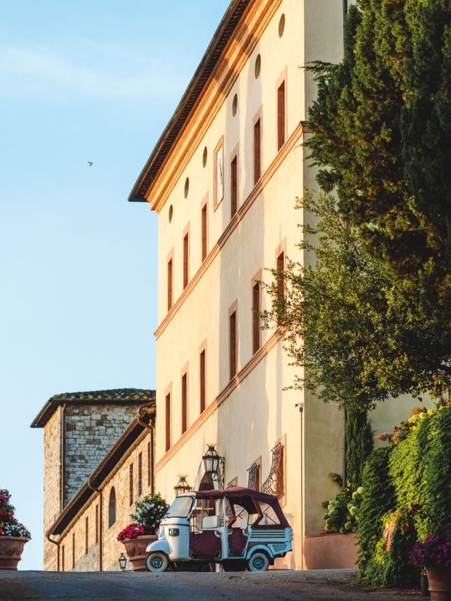 Tuscan Treasure: Castello di Casole's Enchanting Escape 🏰✨