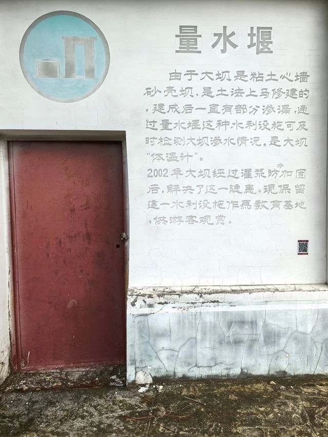 大壩建設者人物群雕。