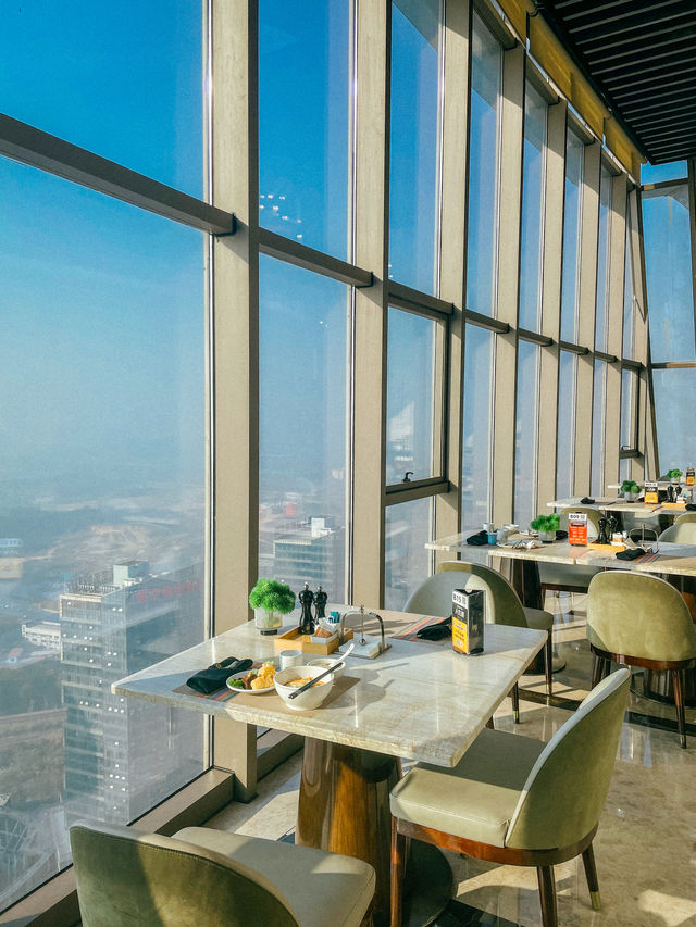 南寧酒店 270°落地玻璃窗於雲端高空俯瞰城市美景