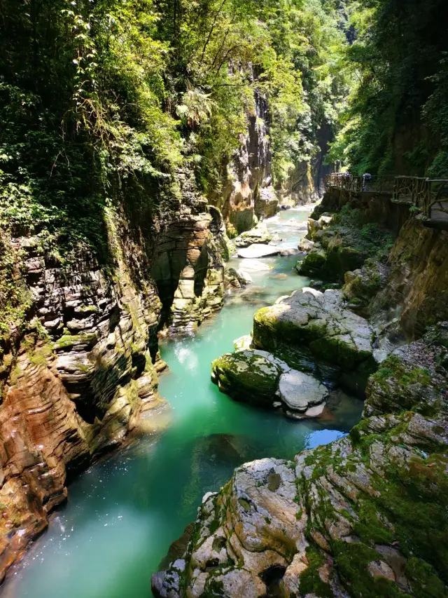 엔시투자족 및 먀오족 자치주 및 기타 지역 6일 여행 가이드 |