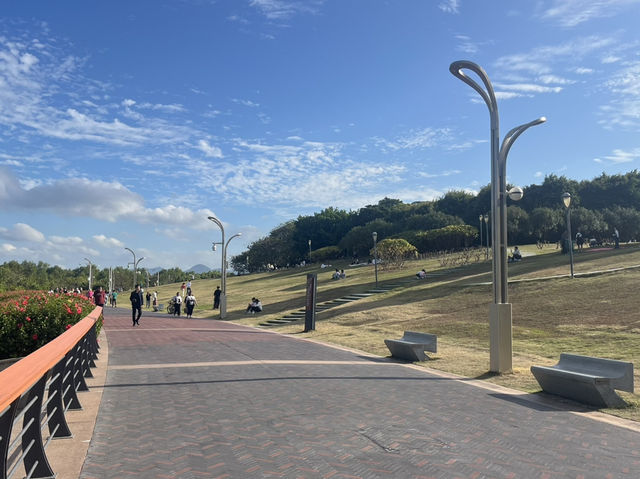 深圳南山區著名海濱路景點：南深圳灣公園，適合拍照打卡親子觀光旅遊。  