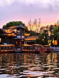 夕陽登畫舫，夜泊歸來已是燈火闌珊。