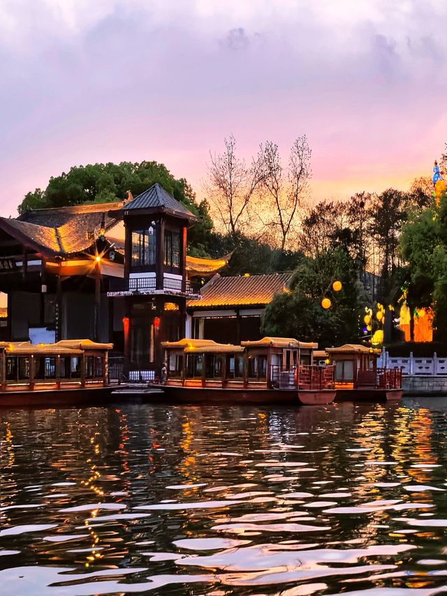 夕陽登畫舫，夜泊歸來已是燈火闌珊。