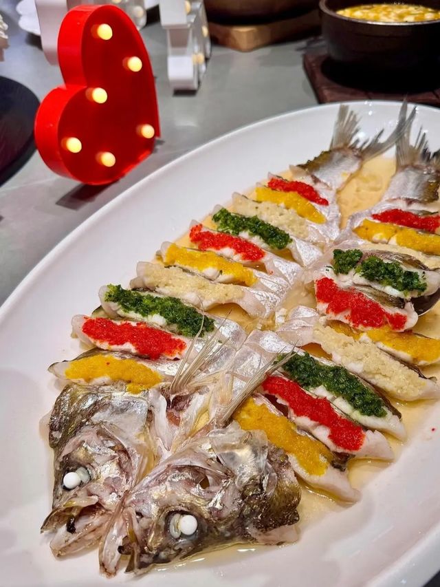 紹興寶藏餐廳分享 簷下煙火.綠意成詩 青磚黛瓦在暮色裡暈開水墨 我推開雕花木門的剎那 驚起一院草木的