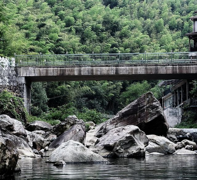 安吉必住！隱藏喺溪流邊嘅270度山景民宿