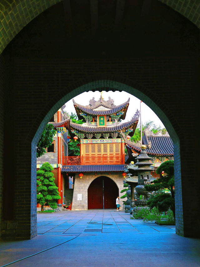 深圳這個三角梅盛開的海邊古寺，意境太美！