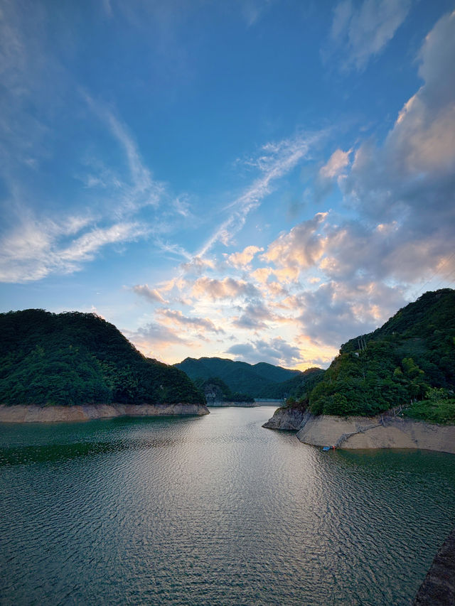 龍溪水庫邂逅一場盛大的寂靜輝煌，夜宿大雷山與星海共眠