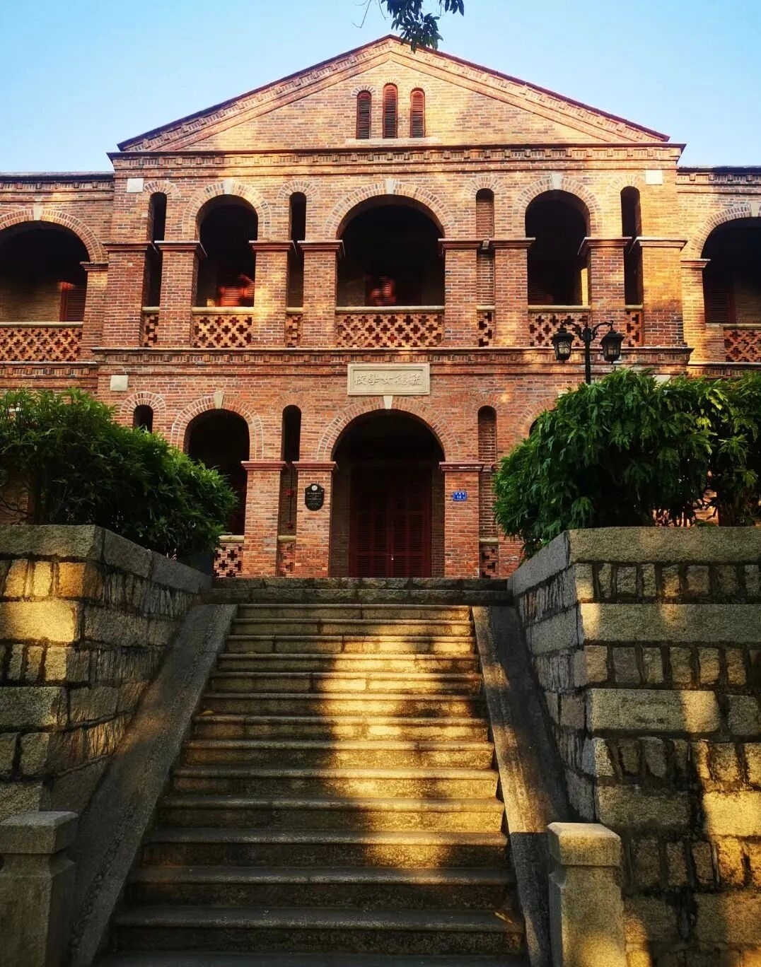 Hidden on Tianwei Road of Gulangyu Island, the former site of Yude Girls' School witnessed the enlightenment and development of modern female education in southern Fujian. It is also a filming location for the TV drama "Silent Glory." Paired with convenient accommodation at Jinjiang Inn Plus Xiamen Airport Jimei Academic Village, this century-spanning cultural exploration journey can start anytime~

🏨 Accommodation Recommendation: Jinjiang Inn Plus Xiamen Airport Jimei Academic Village is conveniently located within a short drive from the Gulangyu ferry terminal. The hotel offers a clean and quiet environment with comprehensive facilities. After visiting this old building full of educational memories, you can return to the hotel to rest from your travels; the next day, you can set off from the hotel to check out the Jiageng architecture in Jimei Academic Village, experiencing the unique charm of modern educational buildings, making your cultural trip seamless.

In 1870, the American Presbyterian Church established the first primary school in Liaozaihou, Xiamen, later adding a girls' school. In 1880, after a fire, the girls' school moved to Tianwei on Gulangyu Island and was named "Tianwei Girls' School," also known as the "American Girls' School." The school was founded by American missionary John D. Damazi. Initially, it was a two-level girls' school similar to a primary school, mainly enrolling rural girls from Zhangzhou and Quanzhou. The first principal was his second daughter, Maria D. Damazi.

Later, the school added two normal classes, forming the prototype of a secondary school. In 1886, there were 31 students, increasing to 55 in 1888; in 1889, the "Yude Girls' Primary School" was officially established. By 1899, the student body reached 76, ranging in age from 8 to 21; in 1910, the school was renamed "Yude Girls' School." From 1870 to 1920, over half a century, the school graduated about 1,500 students.

Notably, in 1884, John D. Damazi's second daughter, Cleanliness D. Damazi, founded the Tianwei Women's Gospel Academy specifically for married women. The "Tianwei Girls' School" building at that time is now the building at No. 14 Tianwei Road. This building is one of the earliest large public buildings remaining on Gulangyu Island, two stories high with a linear layout, covering 570 square meters. It features a typical colonial-style veranda, with verandas on both the front and sides of the two floors.

In 1921, Li Qinglian took over as principal, and Chinese Lin Anguo became the headmaster. The normal classes expanded into a four-year secondary school, renamed "Yude Girls' High School." In 1925, Yude Girls' High School moved to the Xunyuan Middle School building on Dongshanzi Top, while Xunyuan Middle School relocated to Zhishan, Zhangzhou. From 1928 to 1930, the school was renamed "Yude Girls' Academy."

After the victory of the Anti-Japanese War in 1945, Yude Girls' Primary School resumed operations and built a new red brick teaching building on Lin Tianwei East Road, now the building at No. 13 Tianwei Road. This building has a concave layout, with classrooms and offices forming a semi-enclosed courtyard, and a veranda on the courtyard side for passage. After the founding of the People's Republic of China, Yude Girls' High School merged with Huairen Girls' High School, successively renamed Gulangyu Girls' High School and Xiamen Girls' High School, and later merged into Xiamen No. 2 High School, with the campus still located on Gulangyu Island.

Old photos provided by Mr. Ye Kehao
