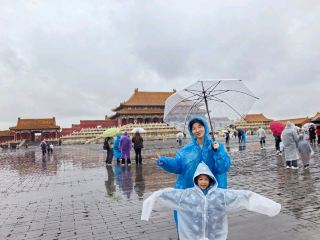 베이징 자금성 가족 여행, 비 오는 날! 태화문 아래에서의 추억

베이징은 역사의 보고일 뿐만 아니라 아이들과 함께 여유로운 시간을 보낼 수 있는 곳이기도 합니다. 비 오는 날은 아이들과 외출하기에 적합하지 않다고 생각하신다면, 빗속의 자금성이 선사하는 특별한 분위기를 놓치신 겁니다! 이번 가족 여행에는 베이징의 대표적인 명소 중 하나인 태화문 방문이 포함되어 있었습니다. 장엄한 중국식 건축물 아래에서 우비를 입고 뛰어노는 아이들의 모습은 가슴 따뜻해지는 가족 풍경을 만들어냈습니다. 이번 여행의 하이라이트를 자세히 살펴보겠습니다.

자금성 가족 여행 필수 코스: 태화문 하이라이트

자금성의 정문이자 십이문 중 첫 번째 문인 태화문은 황금빛 벽돌과 붉은 벽으로 이루어져 있으며, 웅장한 자태로 역사의 숨결을 물씬 풍깁니다. 하지만 제게 가장 깊은 인상을 남긴 것은 비가 그친 후의 태화문이었습니다. 땅은 반짝반짝 빛났고, 자금성 전체는 마치 깨끗하게 씻겨 나간 듯 고요하면서도 상쾌한 분위기를 자아냈습니다.

아이들은 귀여운 우비를 입고 태합문 앞에서 뛰어놀며 웃고 있었습니다. 감기 걱정 없이 마음껏 뛰어놀 수 있어 부모들은 아이들 나들이에 대한 걱정을 덜 수 있었습니다. 넓은 광장과 웅장한 건축물은 아이들이 마음껏 뛰어놀 수 있는 공간을 제공하여 에너지를 발산하기에 더할 나위 없이 좋은 장소입니다!

📍관광 정보
태합문
주소: 베이징시 둥청구 징산첸 거리 4번지 (고궁박물관 내)
운영 시간:
11월 1일 ~ 다음 해 3월 31일: 화요일~일요일 08:30~17:00 (입장 마감 16:00)

월요일 휴관 4월 1일부터 다음 해 10월 31일까지: 화요일~일요일, 오전 8시 30분~오후 4시 30분 (입장 마감 오후 3시 30분).

태화문 가족 여행 팁

1. 비 오는 날 고궁박물관 방문을 걱정하지 마세요. 고궁박물관은 공간이 넓어 장화와 우비를 꼭 챙기세요. 안전할 뿐만 아니라 아이들에게 다양한 날씨 속 여행에 대한 호기심을 불러일으킬 수 있습니다.

2. 아침 방문을 추천합니다. 비교적 사람이 적어 아이들이 마음껏 뛰어놀 수 있고, 비 온 뒤 아름다운 분위기 속에서 고풍스러운 건축물을 사진에 담을 수 있습니다! 3. 아이들은 쉽게 지치고 고궁 광장은 넓으니 간식과 물을 준비해 주세요.

4. 태화문은 고궁박물관의 하이라이트입니다. 고대 건축물 속에 고풍스러움과 현대적 감각이 어우러진 모습을 충분히 감상해 보세요.

추천 교통편: 자금성은 동문 또는 남문을 통해 입장할 수 있습니다. 지하철 2호선을 타고 첸먼역(陳門關) 또는 톈안먼 동역(天安門東關)에서 하차 후 걸어가는 것을 추천합니다. 비 오는 날에는 길이 미끄러울 수 있으니 주의하세요.

가족 여행객을 위한 추천 식당: 자금성 근처(경산천계, 난츠쯔 거리)에는 간단한 식당들이 많습니다. 아이들과 함께 가기 좋고 가족 외식에도 적합한 "난츠쯔 북경덕"과 "경산소관"을 추천합니다.

#베이징가족여행 #비오는날자금성체험 #태화문에서의어린시절추억 #아이들과함께하는고대건축방문 #비오는날시원한자금성