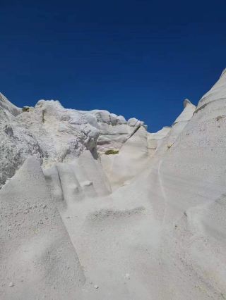 It’s not that Santorini is unreachable, but Milos offers better value for money!