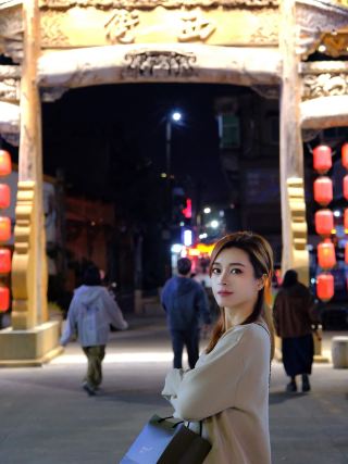 Longquan West Street: Encountering a leisurely Spring Festival amidst the luster of celadon porcelain.