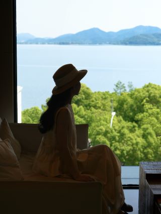 Waiting for the Wind | Living in a Landscape Painting in Dongqian Lake