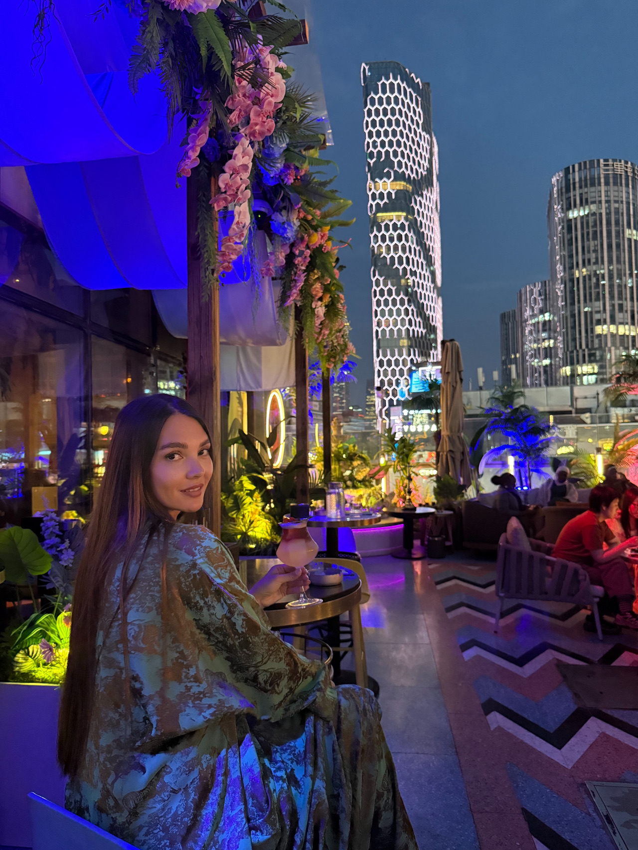 
Casa Bacardi bar berada di lantai 4 pusat perbelanjaan TAI KOO LI di area Sanlitun yang terkenal.

Bar ini punya dua teras rooftop dan area indoor utama.

Suasananya beda-beda di setiap sudut; dari jam 21:30 sampai 23:30, ada live band yang tampil, bikin vibes tempat ini makin unik.

Bersantai sambil menikmati koktail, mengagumi pemandangan kota di malam hari, dan mendengarkan musik live benar-benar jadi alasan kuat buat mampir ke sini.

Pelayanannya juga jempolan banget.

Saya jatuh cinta sama tempat ini dan pasti bakal balik lagi buat ajak teman-teman ke sini nanti.