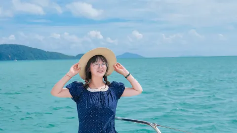 First time visiting Phuket? This guide has you covered  Who gets it! Phuket really is the ultimate healing island of the year  Jelly-clear sea, vintage old town — traveler post in Phi Phi Islands
