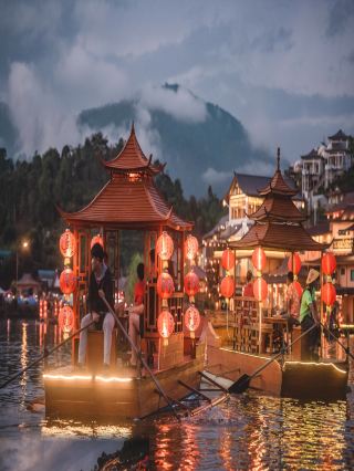 Stunned! Is this really Thailand? The night view of the Chinese village is breathtaking