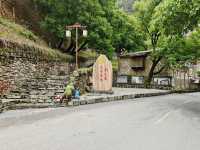卓克基土司官寨位於馬爾康市，是一座具有濃厚藏族特色的建築。這裡曾是卓克基土司的官邸，也是中國工農紅軍