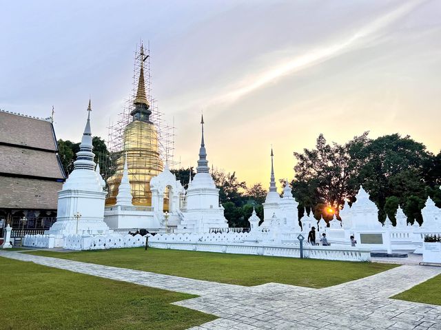 สักการะพระเจ้าเก้าตื้อ ณ วัดสวนดอก