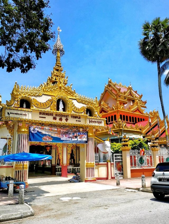 Respledent Burmese temple in George Town