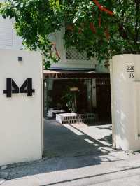 ROOM 44 Caffe โฮมคาเฟ่ใกล้สนามบินเตินเซินเญิต