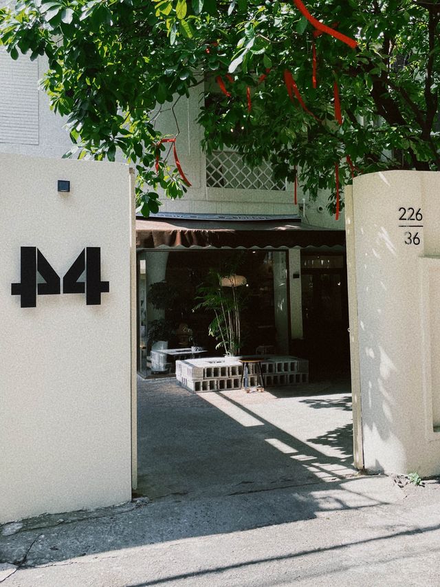 ROOM 44 Caffe โฮมคาเฟ่ใกล้สนามบินเตินเซินเญิต