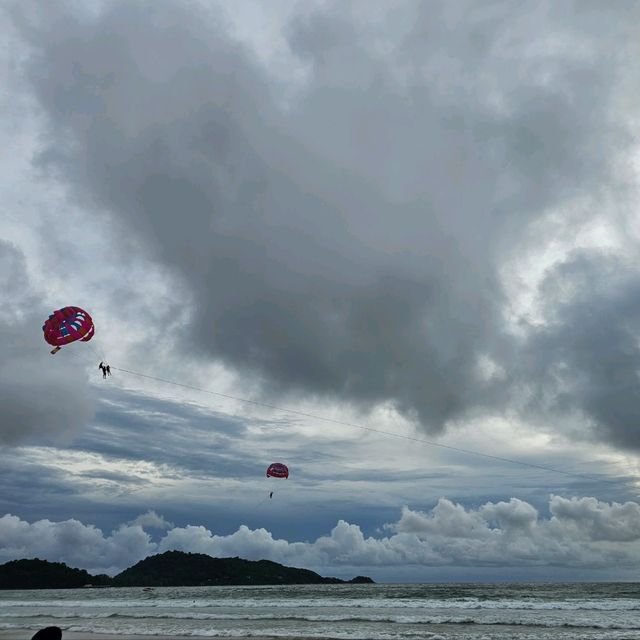 หาดป่าตอง ภูเก็ต หน้าฝนคือสวยอีกแบบ 🏝