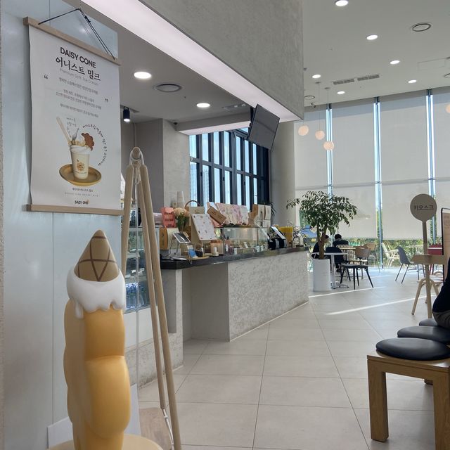 수목원 속 귀여운 노랑노랑 카페 ☕️ 🥰 