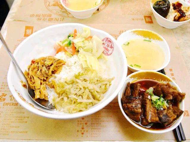 우리와 비슷한 돼지갈비찜을 메인으로 대만식 백반을 즐길 수 있는 쥔유에파이구 君悦排骨
