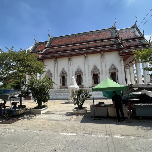 สักการะหลวงพ่อโต วัดป่าเลไลย์ สุพรรณบุรี