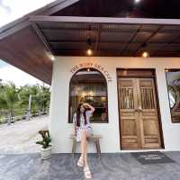 คาเฟ่ริมทะเล ชมวิวเครื่องบินแลนด์ดิ้ง