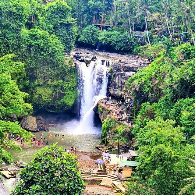 The positive energy of Tegenungan Waterfall 