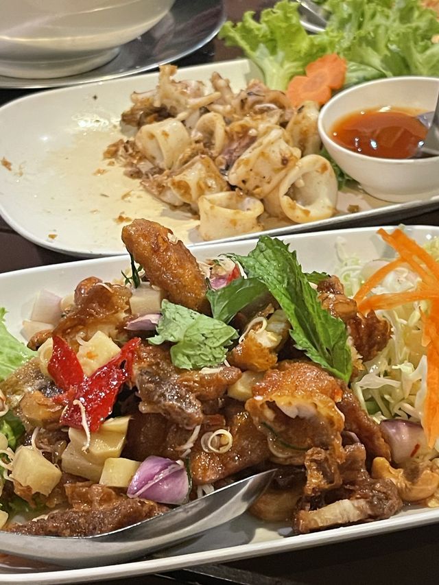 ครัวร่มไม้ชายน้ำ