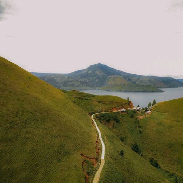 LAKE TOBA