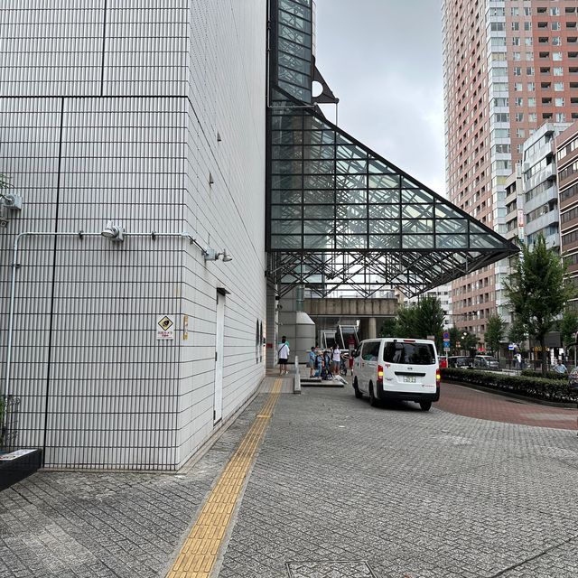 【東京】東京の文化の象徴、東京芸術劇場の外観
