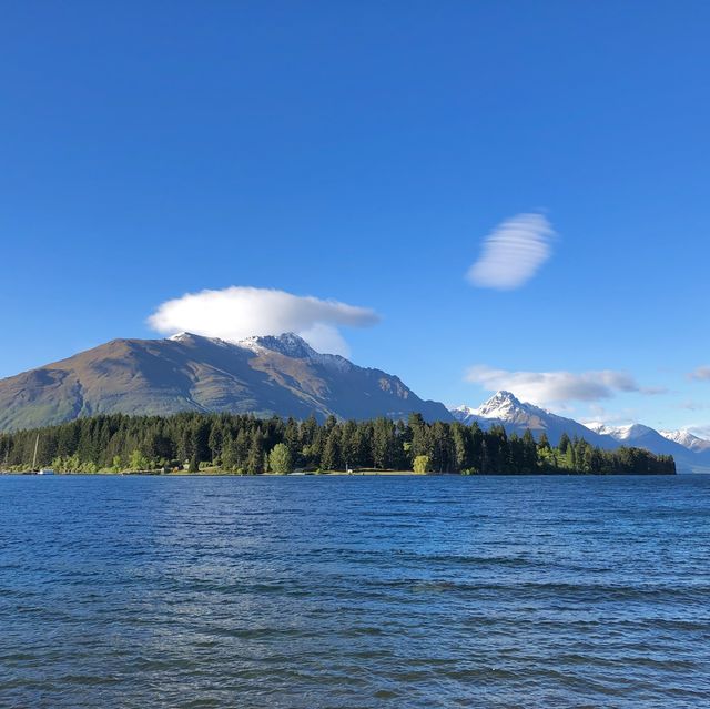 Queenstown Reverie: Lake's Embrace Beckons