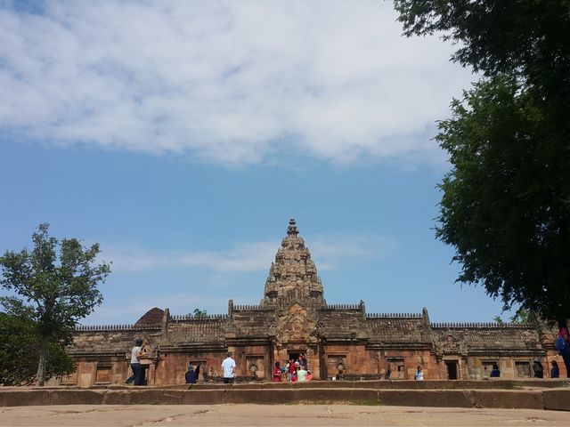 สัมผัสอากาศเย็น ชมความยิ่งใหม่ของเขาพนมรุ้ง