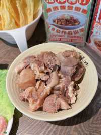 「毛記海南東山羊x靚靚」，主打新鮮不隔夜即切羊肉，重點係用炭爐火鍋，羊肉湯底更熬足6個鐘，夠晒暖笠笠🔥🔥