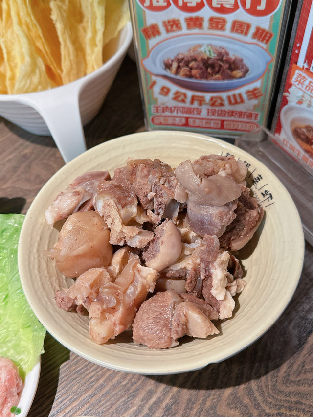 「毛記海南東山羊x靚靚」，主打新鮮不隔夜即切羊肉，重點係用炭爐火鍋，羊肉湯底更熬足6個鐘，夠晒暖笠笠🔥🔥