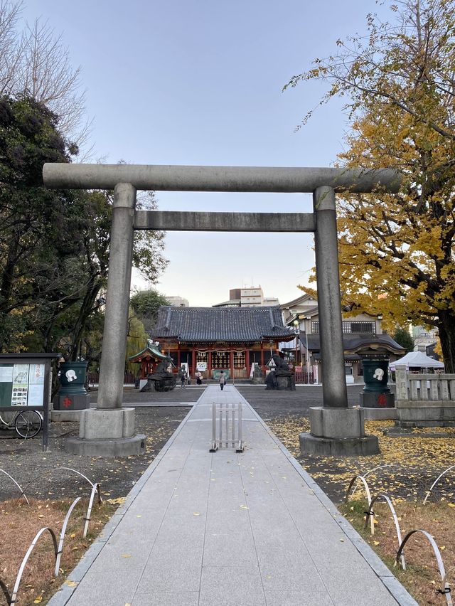 朱色の美しい浅草神社