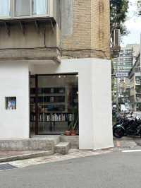 Taipei : Moom bookshop ร้านหนังสือตามไอดอล