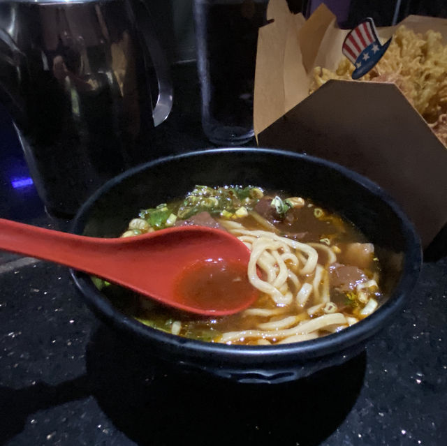 錢櫃KTV必點牛肉麵！唱KTV也能吃美食