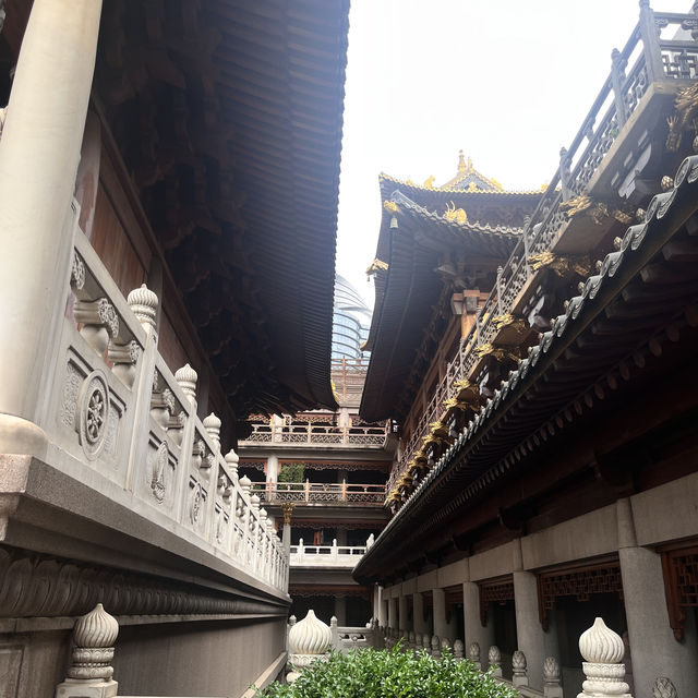 🙏🏯 Embrace Tranquility at Jing'an Temple! 🌸🕉️