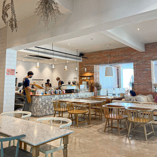 THE SUMMER HOUSE | คาเฟ่ริมน้ำ สไตล์ฟิวชั่น