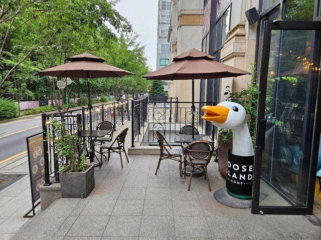 An afternoon chill at Yangjae Cattle and Bee