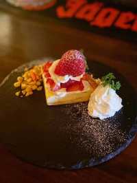 【福岡カフェ】カクテルが美しいバーのドライフラワーとキャンドルもオーナーのハンドメイド