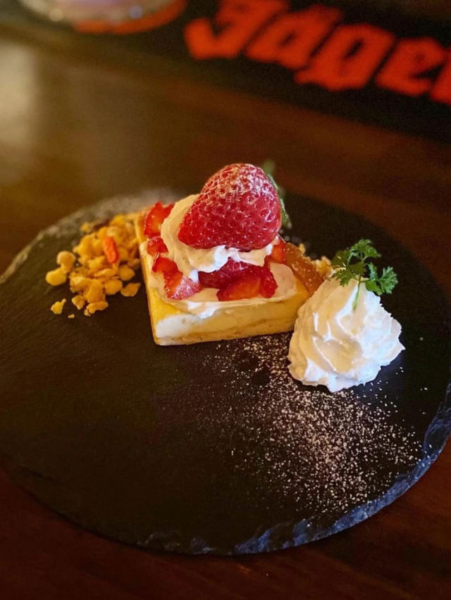 【福岡カフェ】カクテルが美しいバーのドライフラワーとキャンドルもオーナーのハンドメイド